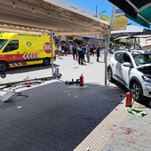 Un coche embiste una terraza en Corralejo y deja ocho heridos, entre ellos una bebé