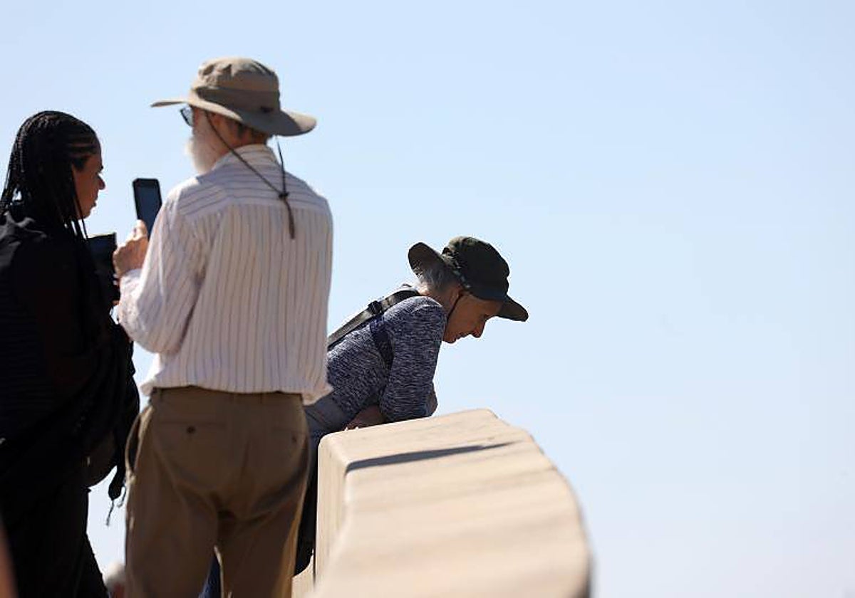 Turistas este verano en el Puente Romano de Córdoba