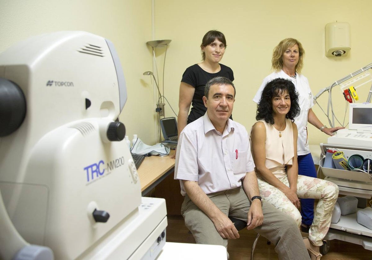 El doctor Luis García Ortiz junto a su equipo de investigación en el centro de salud de La Alamedilla de Salamanca