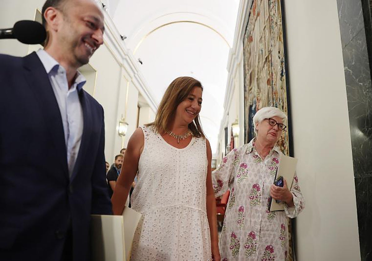 La presidenta del Congreso, Francina Armengol, acompañada por los socialistas