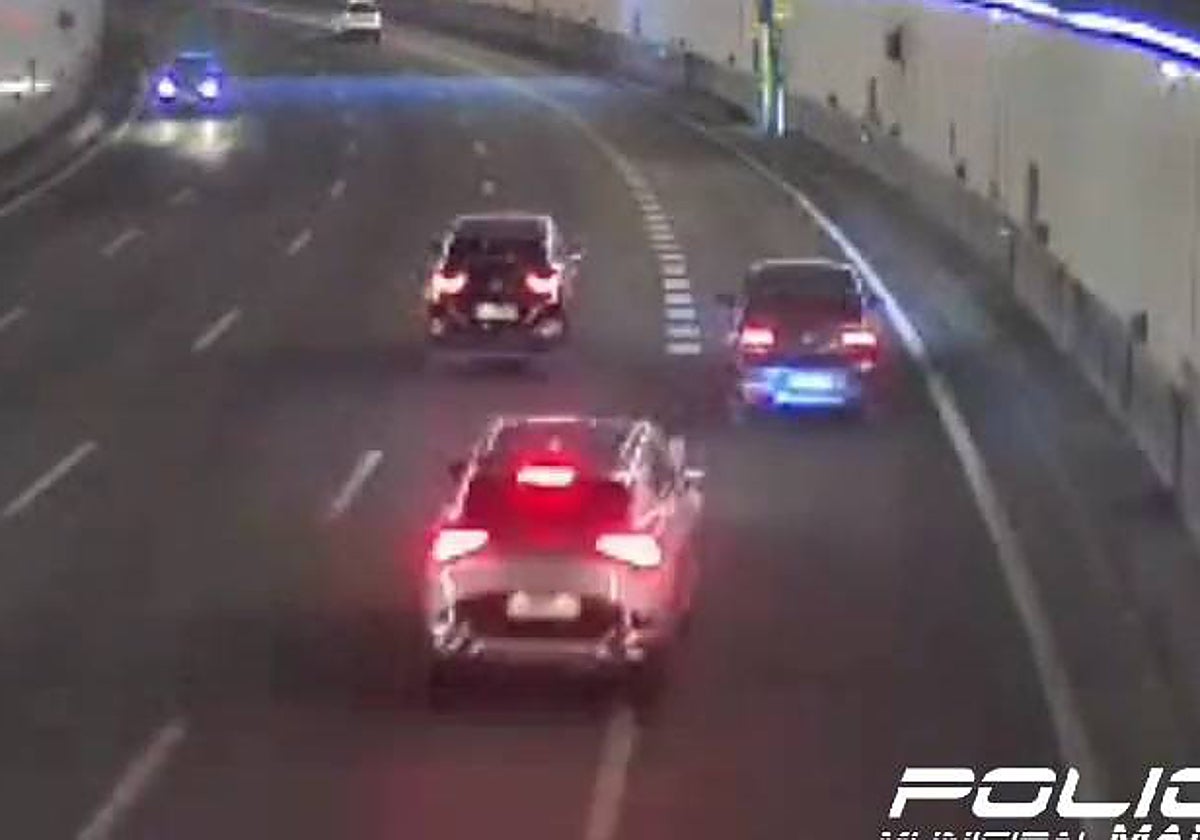 El vehículo de la kamikaze (a la izquierda de la imagen) en sentido contrario por la M-30