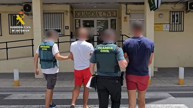 Imagen de la detención de los dos ladrones en la comisaría de la Guardia Civil de Jávea