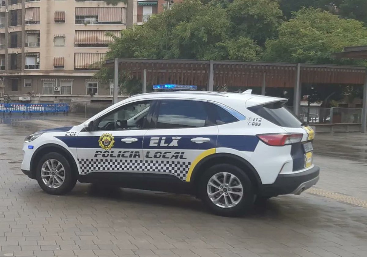 Imagen de un coche patrulla de la Policía Local de Elche difundida en sus redes sociales.