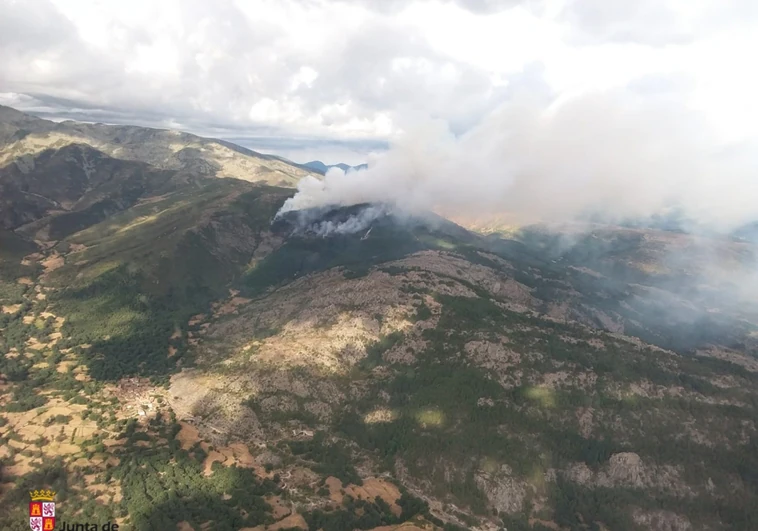 Imagen del incendio provocado por un rayo de madrugada