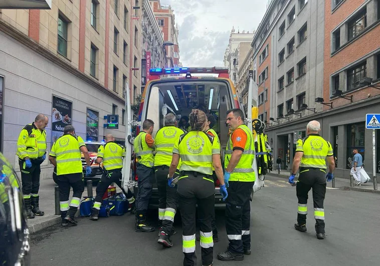 Los sanitarios de Samur-Protección Civil, frente al hotel Santo Domingo