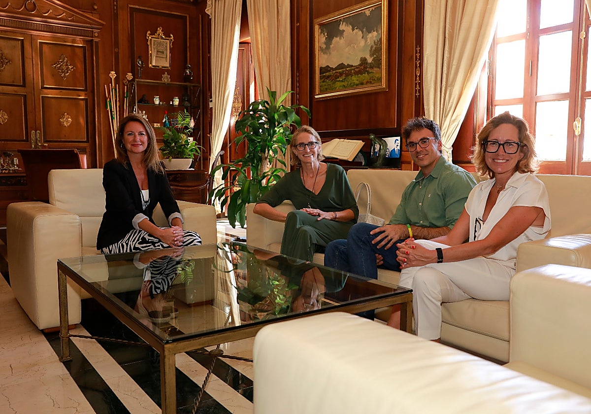 Reunión de la alcaldesa de Castellón con directivos de la Fundación Azul Marino.