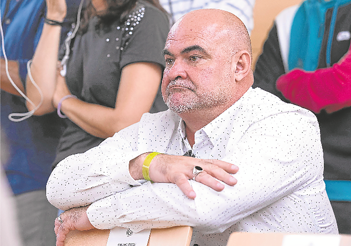 Navarro Tacoronte, el 'mediador' en el pleno del Cabildo de Tenerife, a finales de marzo