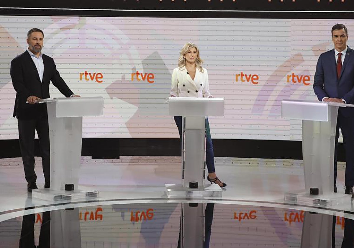 Santiago Abascal y Yolanda Díaz, junto a Pedro Sánchez, en el debate electoral
