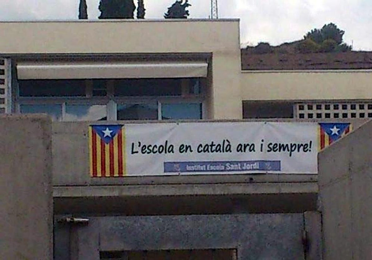 Pancarta que reivindica la escuela en catalán en un centro de Barcelona