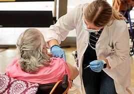La Junta no ve necesario generalizar la quinta dosis de la vacuna del Covid a todos los andaluces