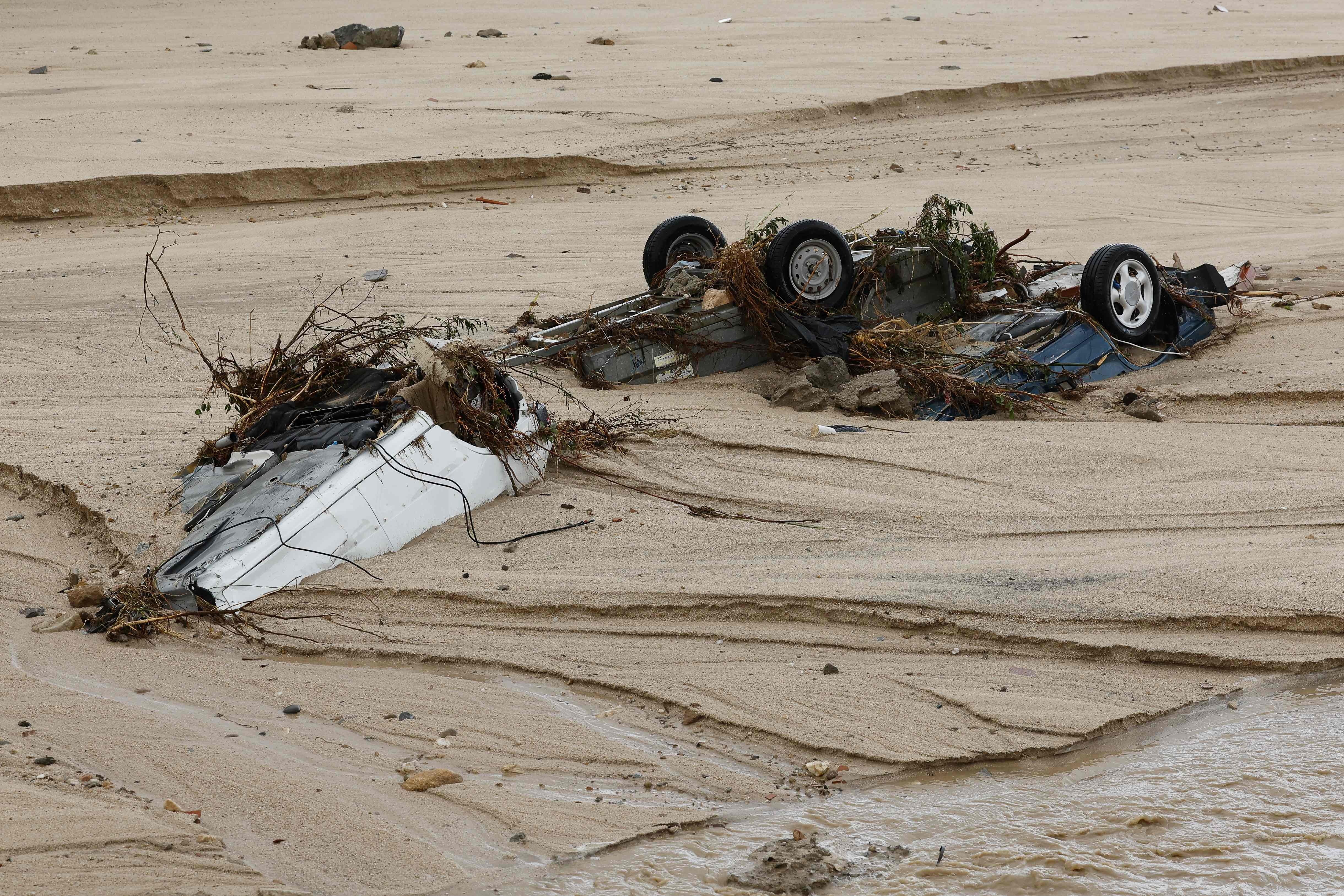 Coches en el lodo en Aldea