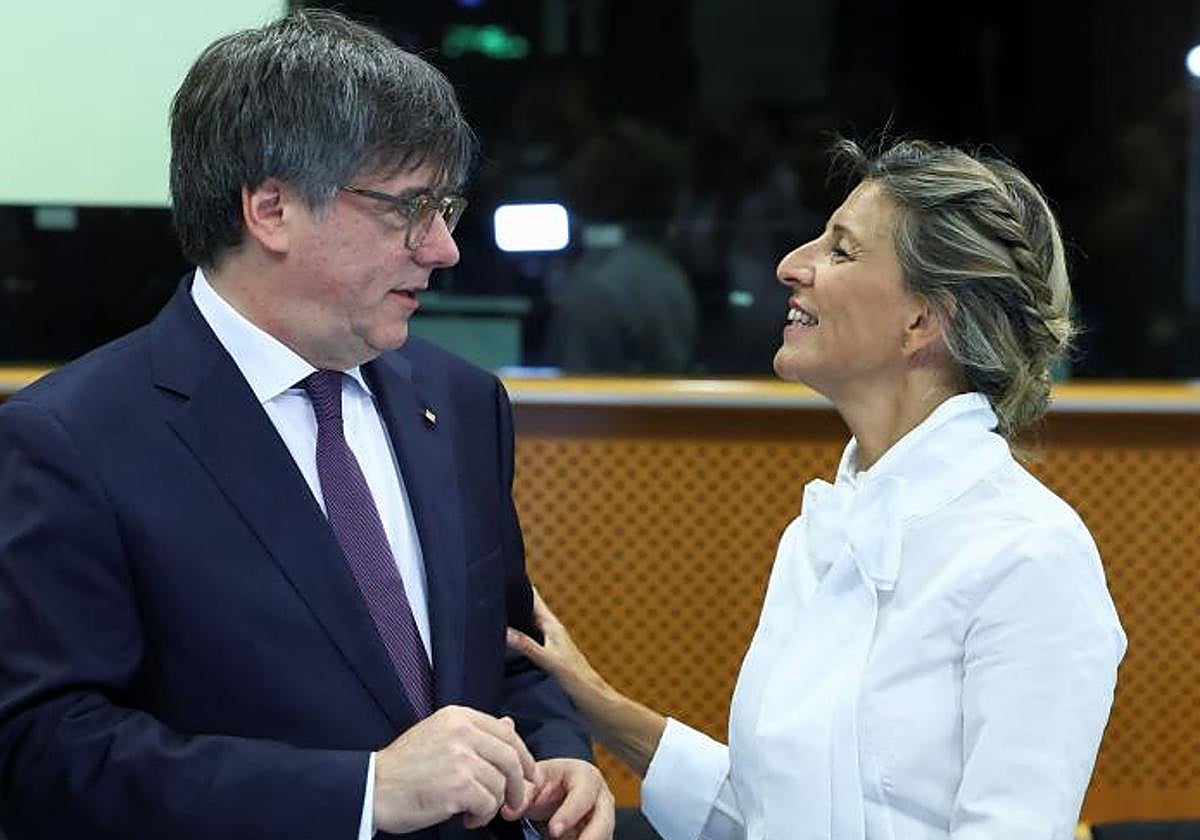 Díaz acuerda con Puigdemont «explorar todas las soluciones democráticas para desbloquear el conflicto»