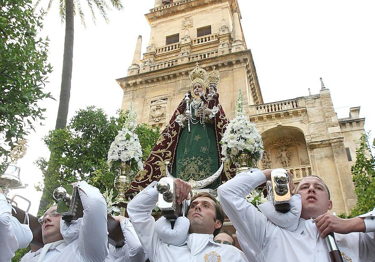 Los santeros portan a la Virgen de Araceli de la hermandad de Córdoba, durante el rosario de la Agrupación en octubre de 2010