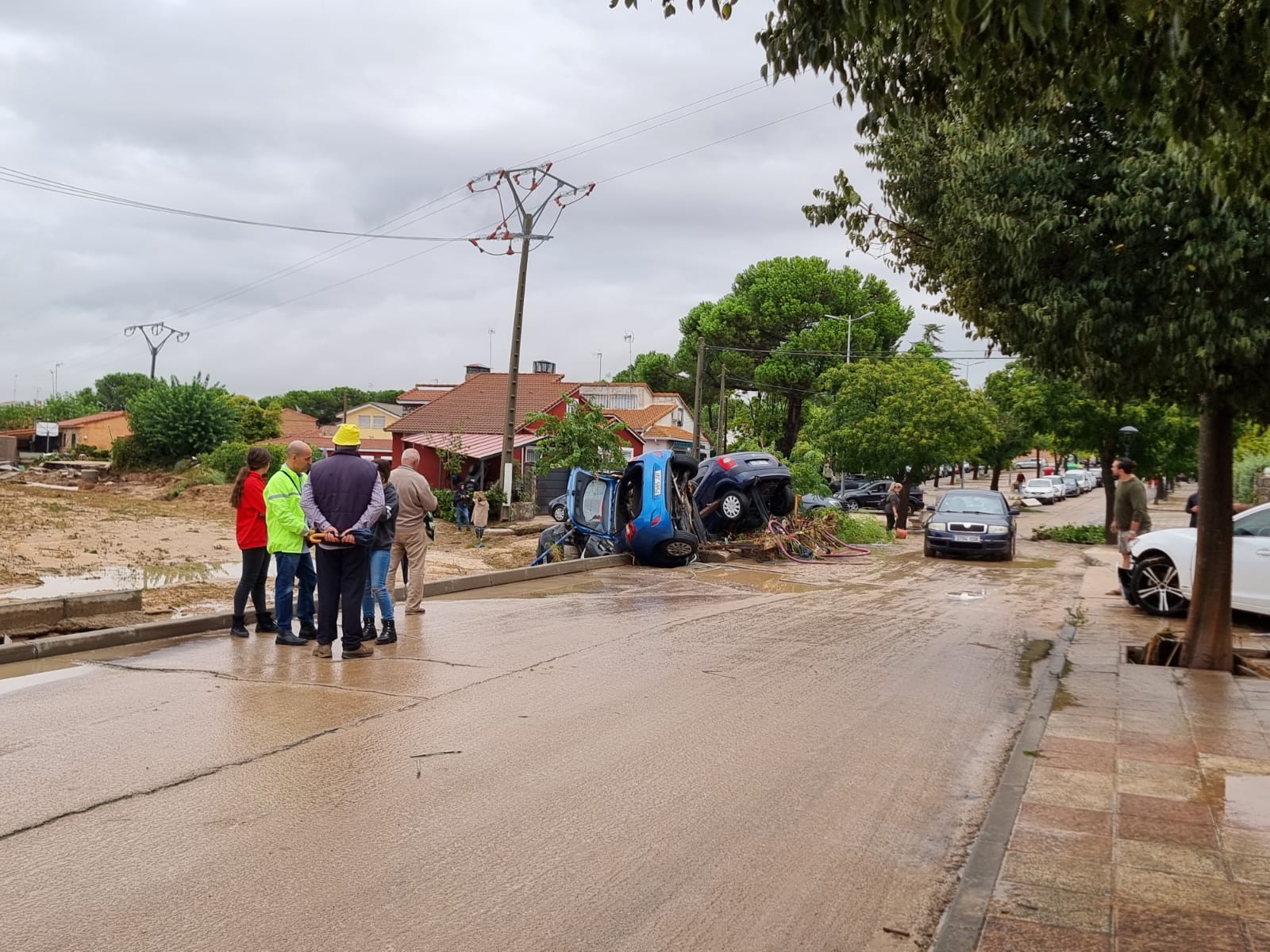 Vecinos observan los coches completamente destrozados tras ser arrastrados por la lluvia