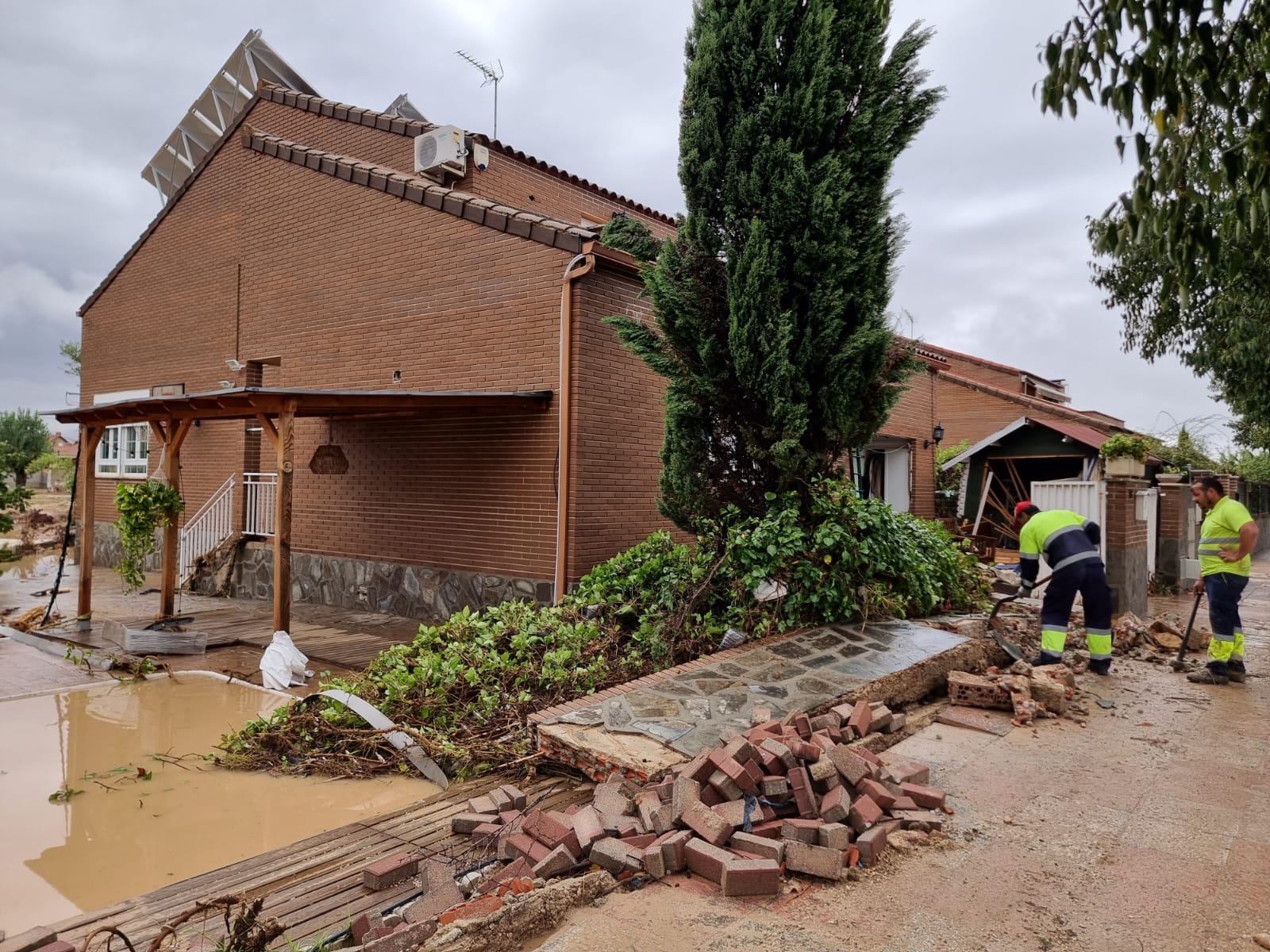 El muro de una casa , derrumbado por la DANA