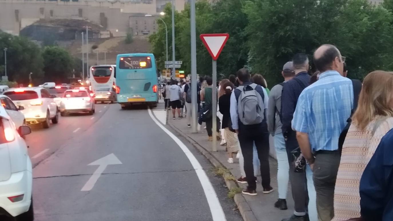 La Estación de Autobuses, anegada, y los autobuses aparcados en el exterior