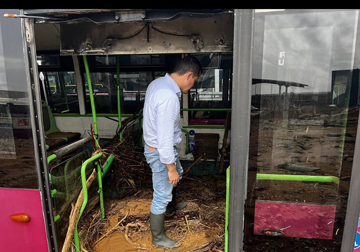 El alcalde, Carlos Velázquez, comprueba el estado en que ha quedado uno de los autobuses