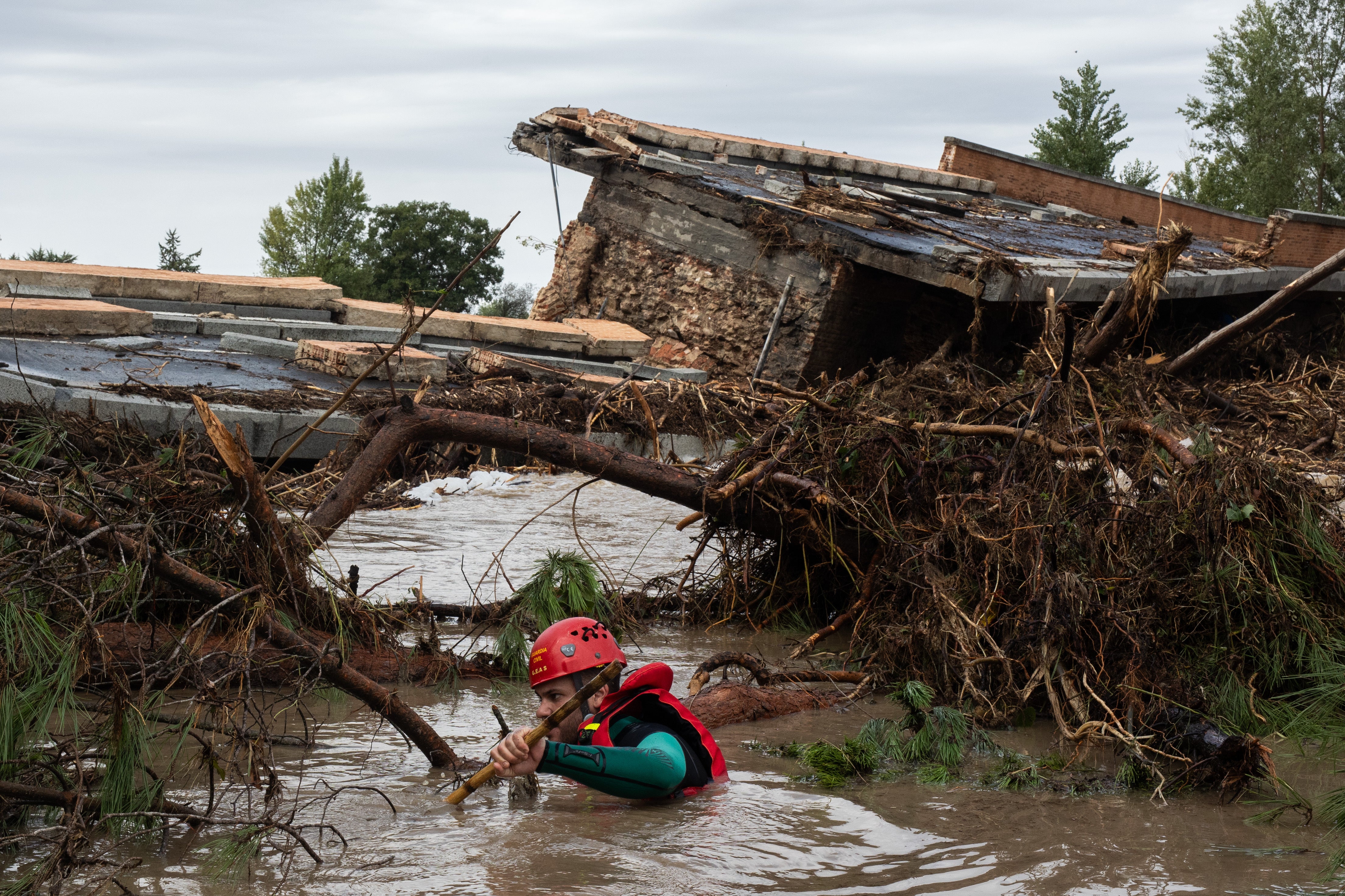 Trabajadores en el puente de la Pedrera, colapsado en Aldea del Fresno