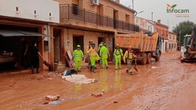 Operadores de Infocam colaboran en la limpieza de las localidades afectadas por la DANA