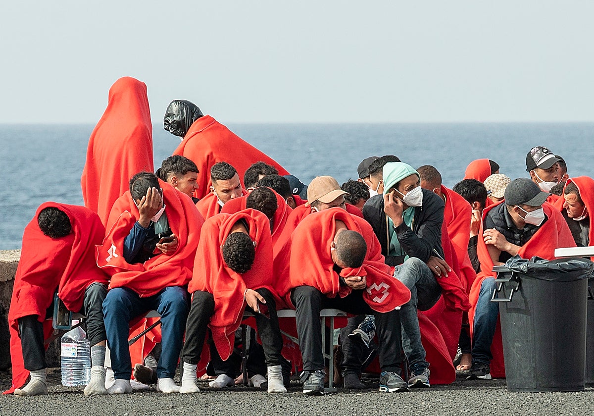 Varios inmigrantes tras ser atendidos por la Cruz Roja al llegar a la costa andaluza