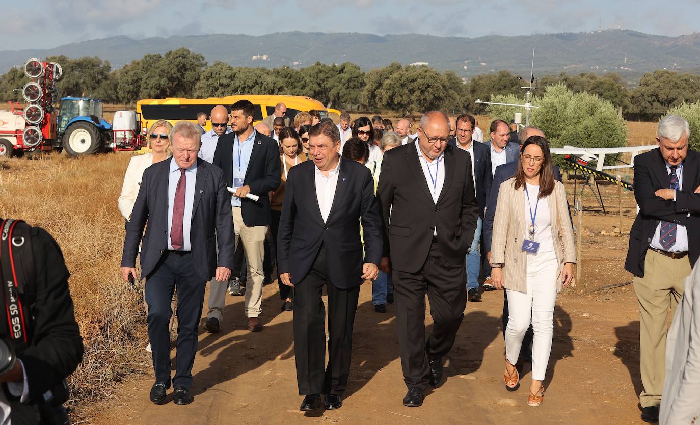 La visita de los ministros de Agricultura de la UE a la innovadora finca de Rabanales