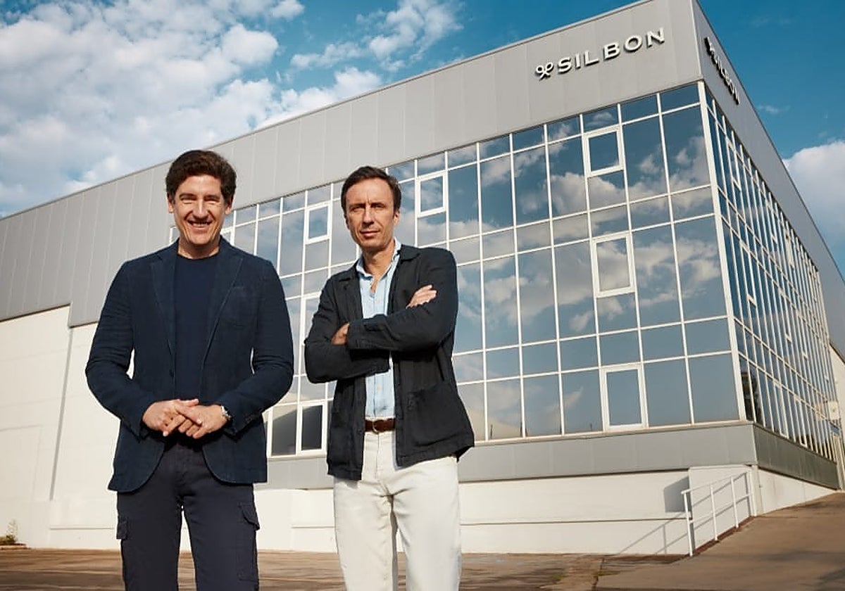 Pablo López, CEO de Silbon, junto a Juan Jurado y la nueva sede de la firma