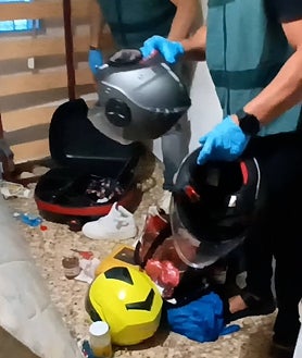 Imagen secundaria 2 - imágenes de la detención y las armas y objetos intervenidos por la Guardia Civil