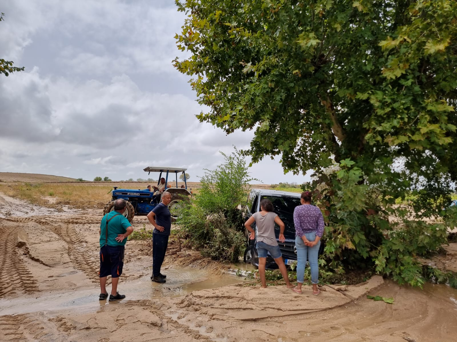 En la urbanización Montenuevo, entre El Álamo (Madrid) y Casarrubios (Toledo) están prácticamente incomunicados. Dos caminos de tierra, que han sufrido daños, llevan hasta las viviendas. Los vecinos, con un tractor, intentan retirar los vehículos aplazados