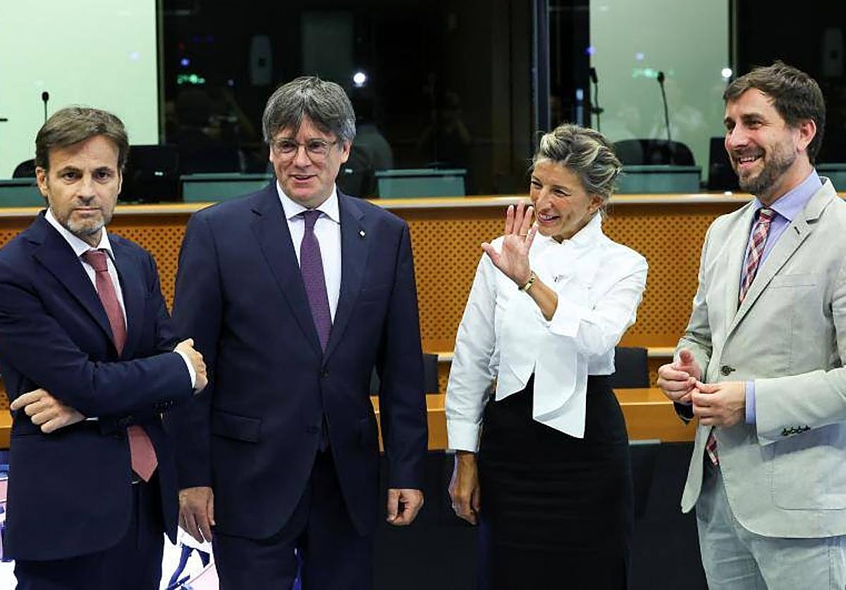 Yolanda Díaz y Jaume Asens junto a los prófugos Carles Puigdemont y Toni Comín