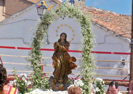 Imagen secundaria 1 - Arriba, la plaza, centro de las fiestas.  Sobre estas líneas la imagen de la Natividad de la Virgen y el alcalde de Pepino, Inocencio 'Cito' Gil Resino 