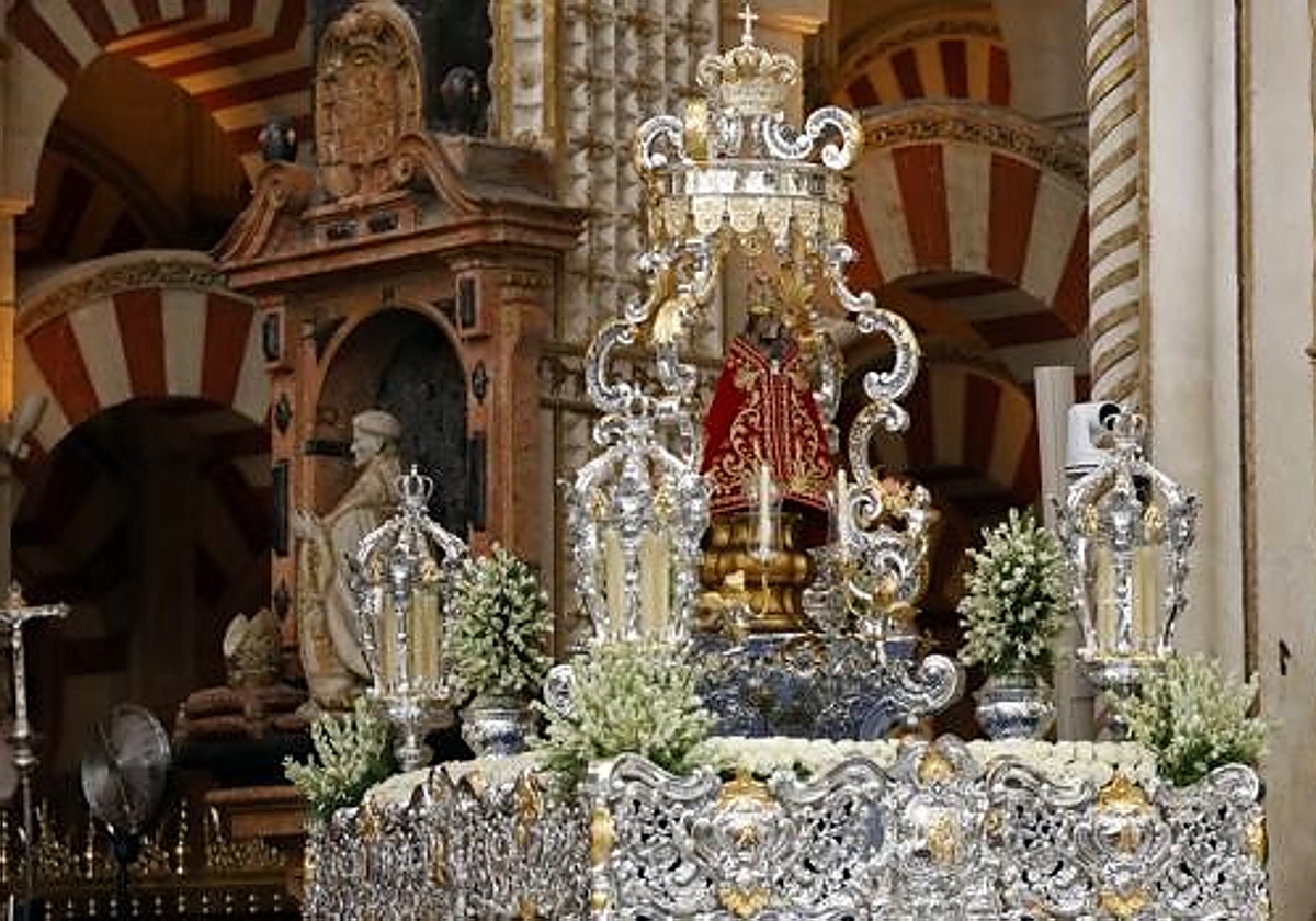 La Virgen de la Fuensanta, sobre su paso, en la Catedral