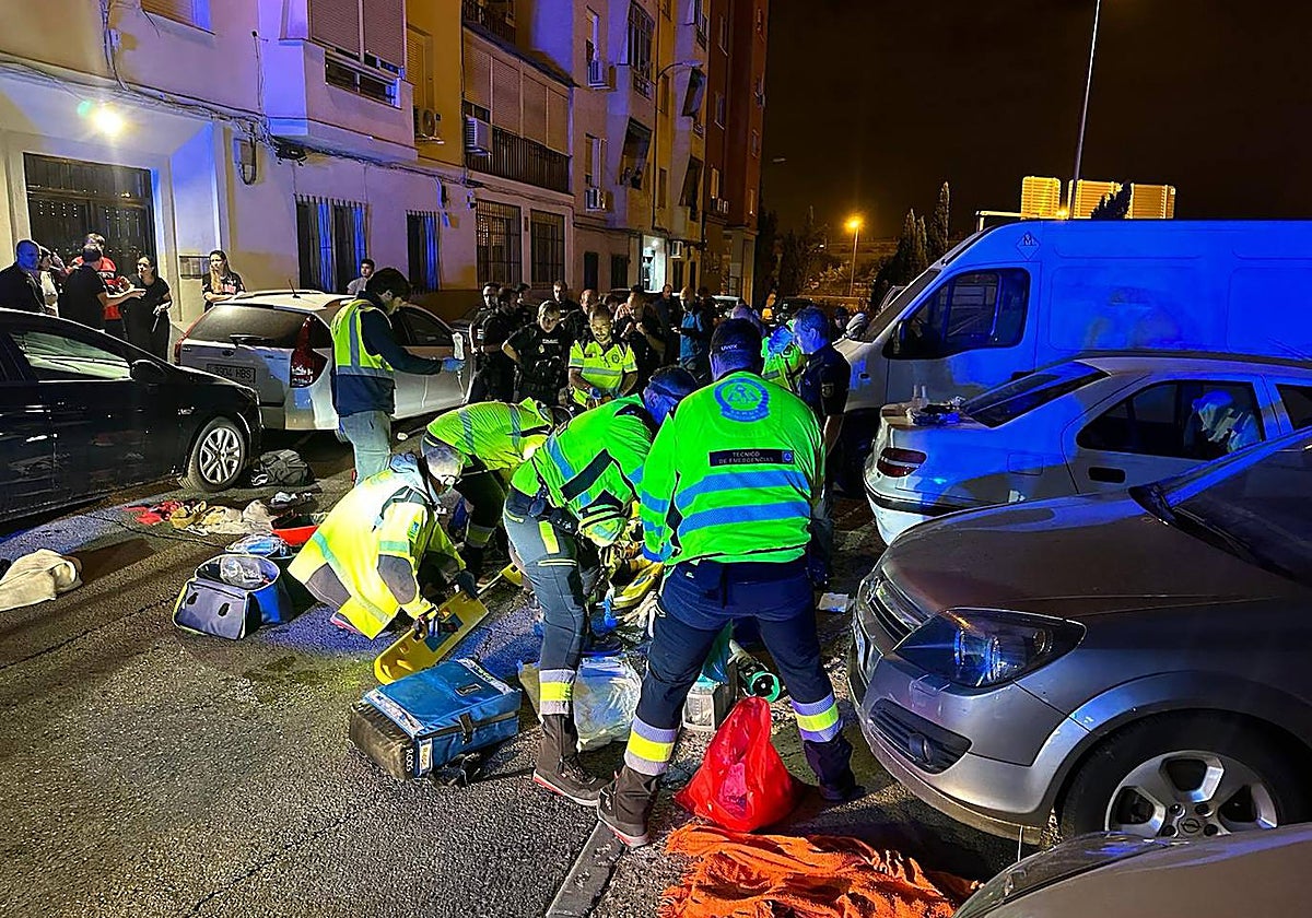 Sanitarios atendiendo al herido en Vallecas