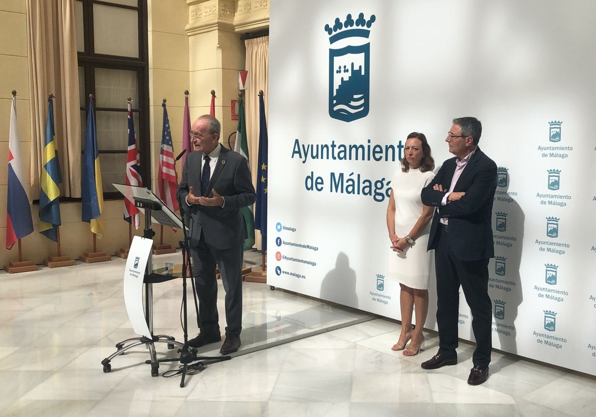 El alcalde de Málaga, Francisco de la Torre, con la delegada de la Junta, Patricia Navarro, y el presidente de la Diputación, Francisco Salado