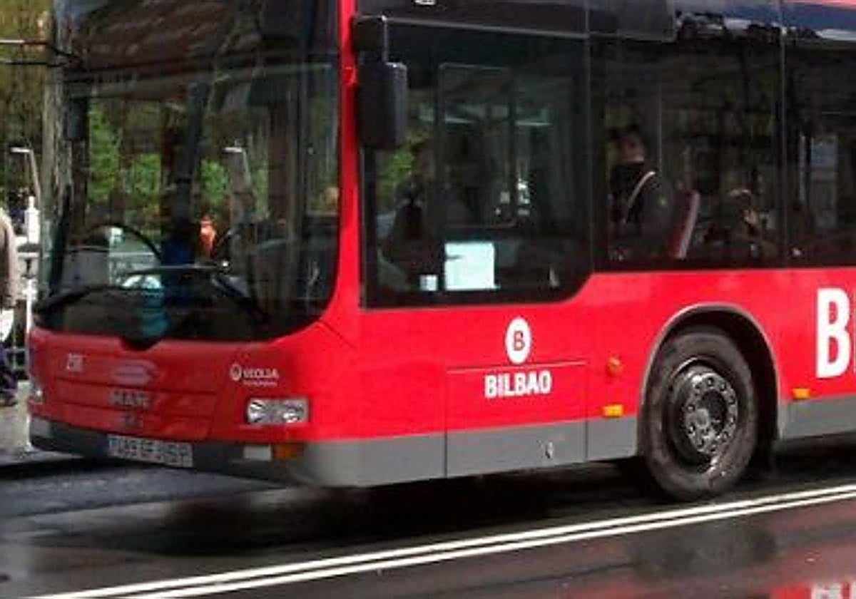 Decenas de personas mueven un autobús en Bilbao para rescatar a un hombre que había quedado atrapado debajo