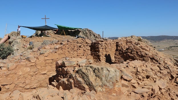 Nuevos hallazgos acreditan al yacimiento arqueológico Cruz de Mayo de Brazatortas como baluarte defensivo