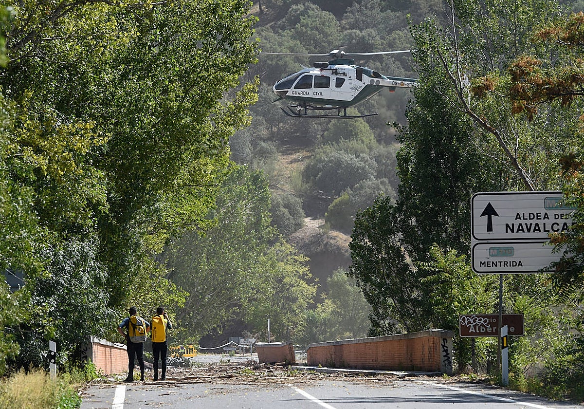 Un helicóptero de la Guardia Civil participa en las tareas de rescate en el río Alberche