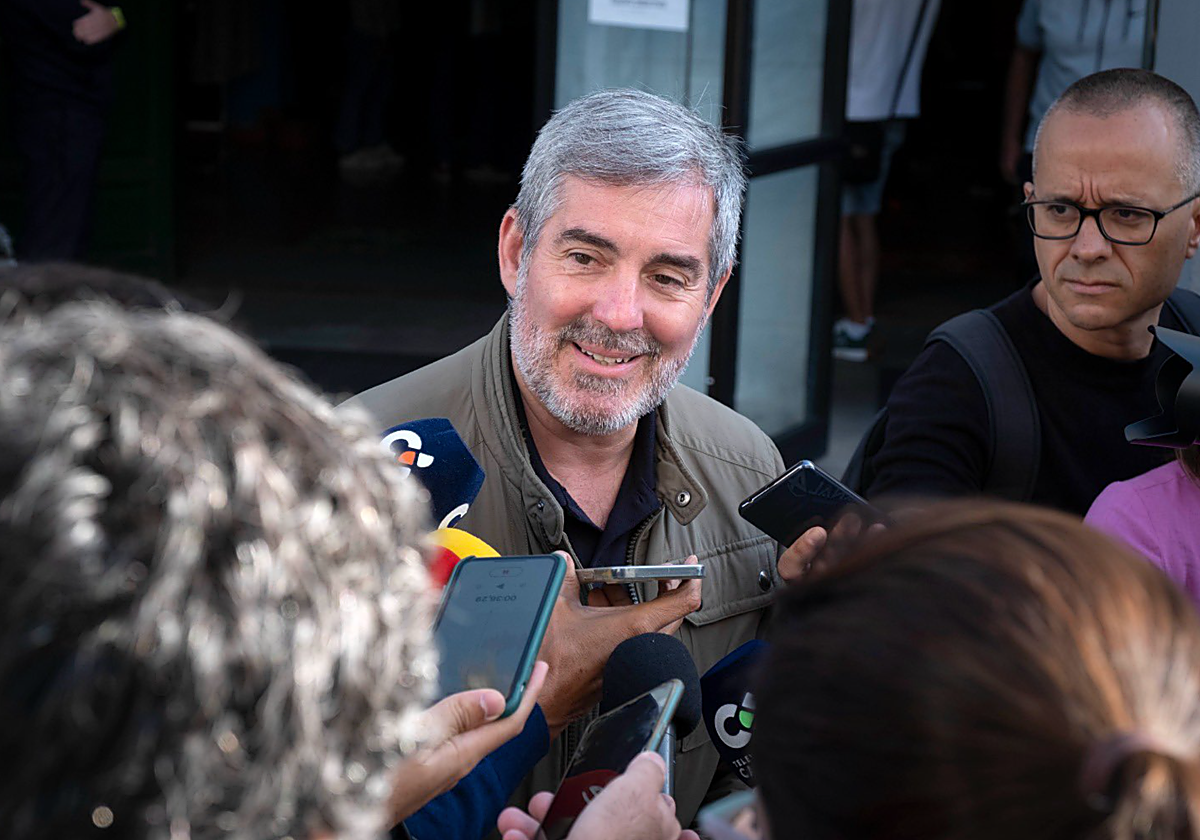 El presidente canario atiende a los medios en una foto de archivo del pasado mes de mayo