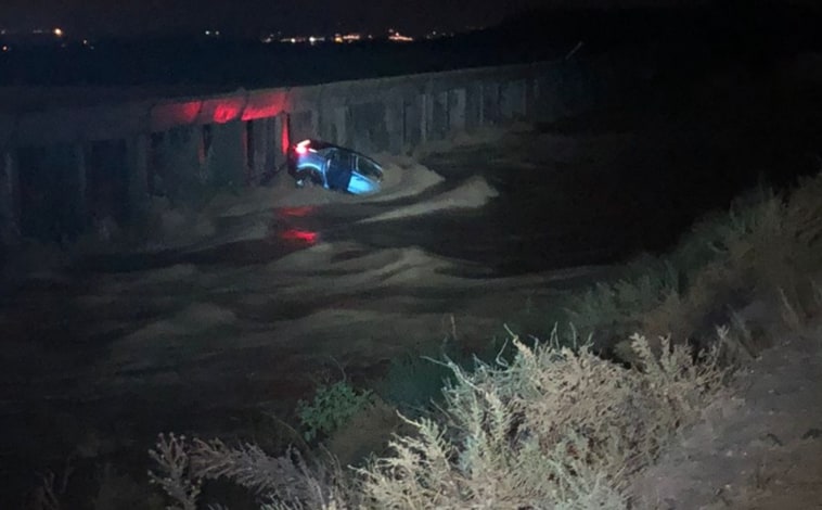 Imagen principal - El coche quedó a merced de la inundación.  Un pilar lo salvó de llegar al río Tajo. 