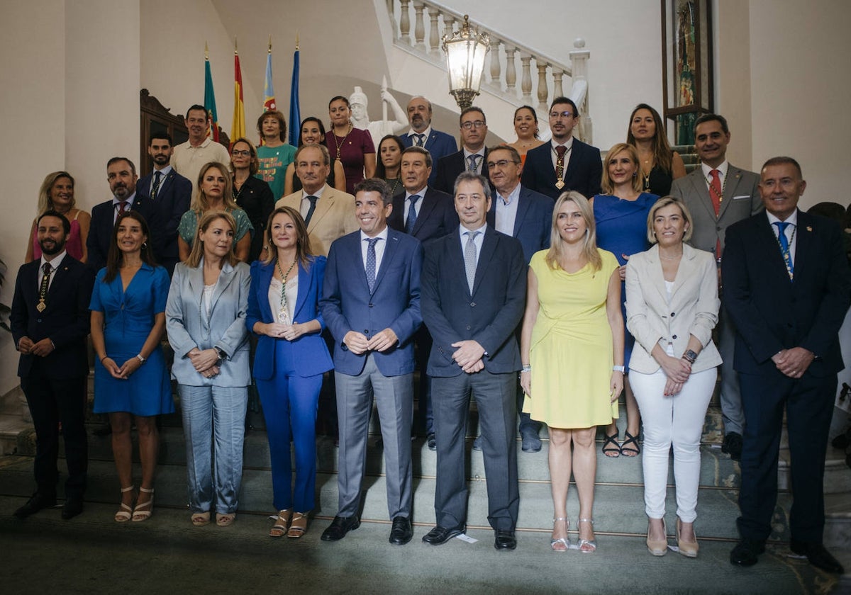 Imagen del presidente de la Generalitat, Carlos Mazón, junto con el resto del Consell, este martes en el Ayuntamiento de Castellón