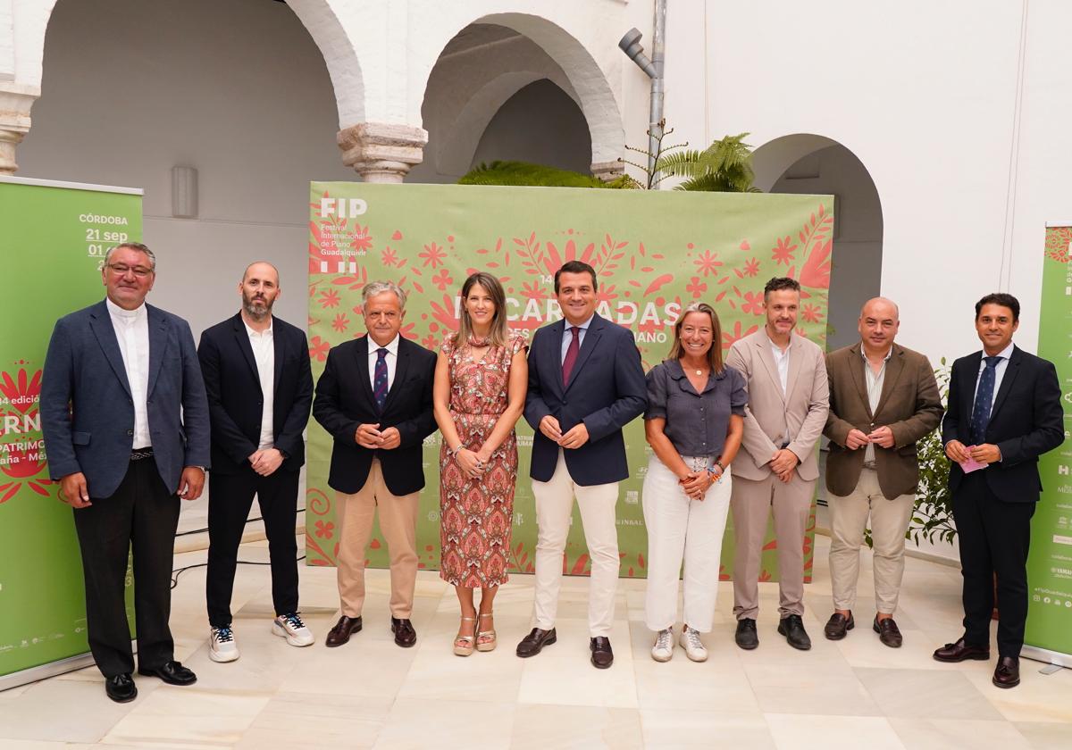 Foto de familia de organizadores y colaboradores, este martes en la presentación