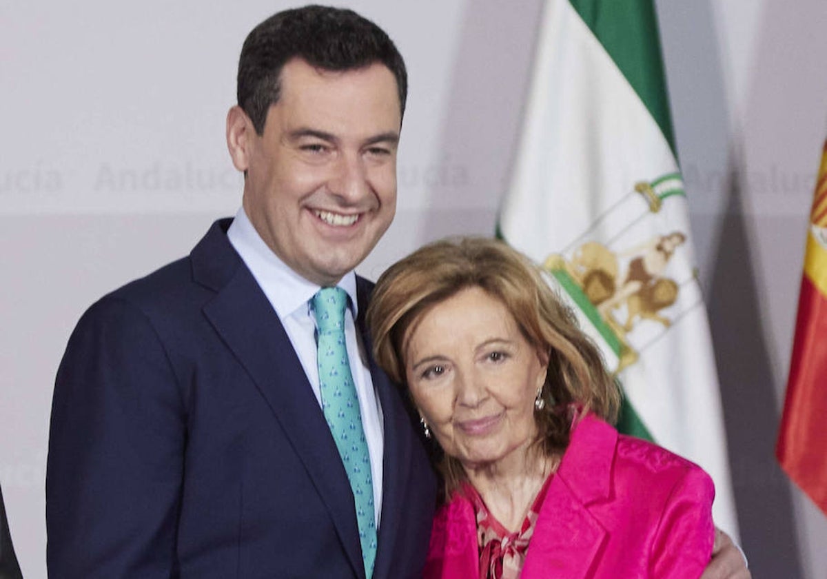 Juanma Moreno y María Teresa Campos el día que la periodista reciobió la medalla de Andalucía