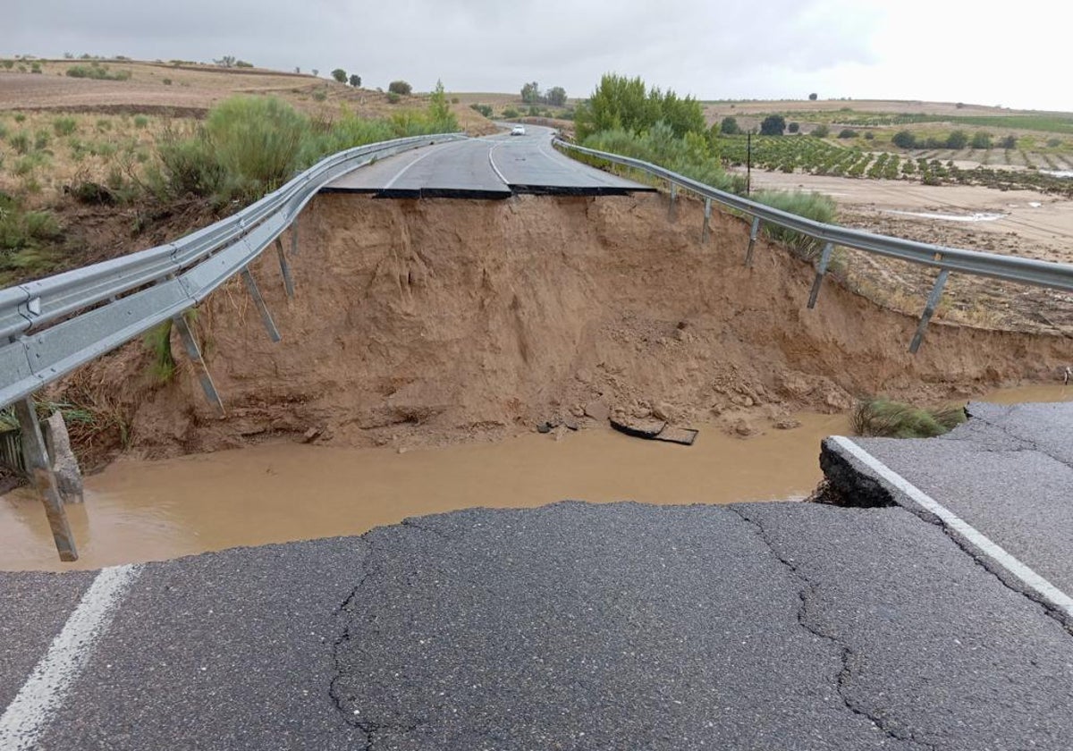 El punto de la carretera donde se hundió el asfalto y fue engullido el coche