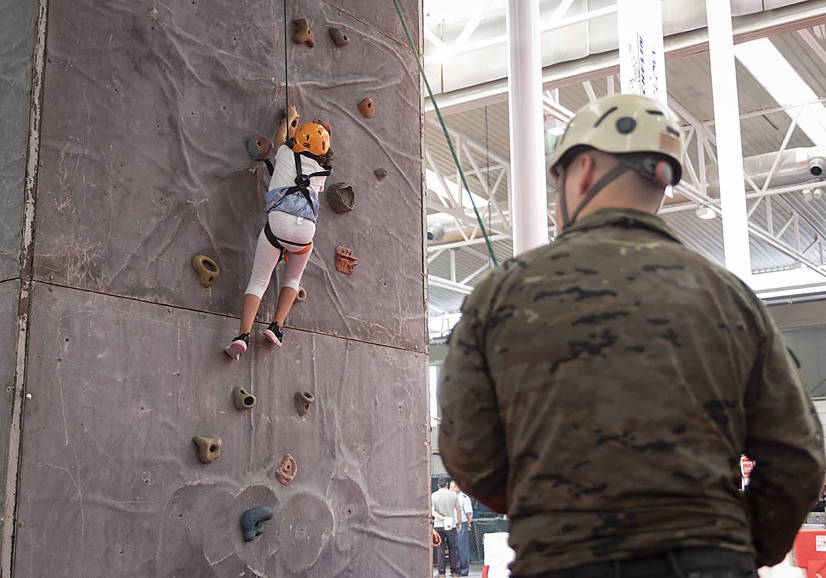 Un niño escala en 'Feria' bajo la supervisión de los cazadores de la Montaña del Ejército