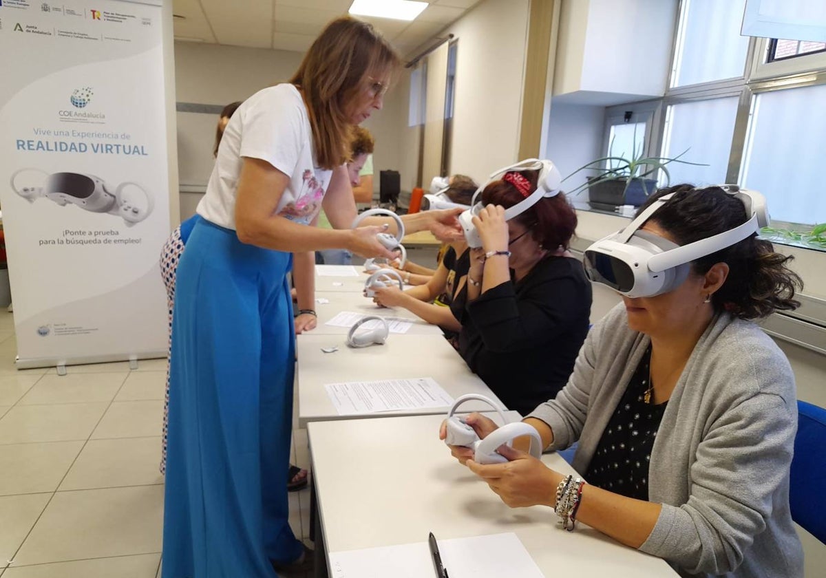 Un grupo de usuarias prueba las gafas de realidad virtual para lograr empleo el pasado martes en Jaén