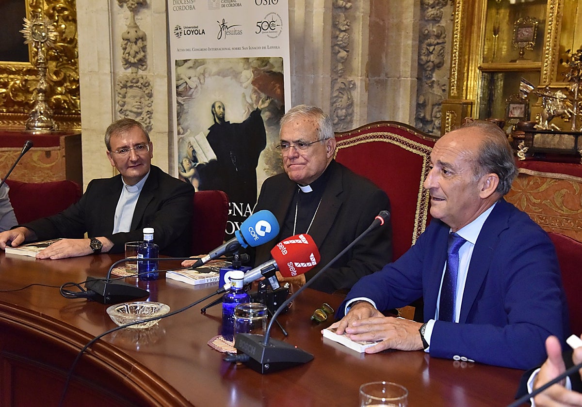 El rector de la Universida de Loyola, Gabriel Pérez Alcalá, a la derecha, este miércoles en un acto