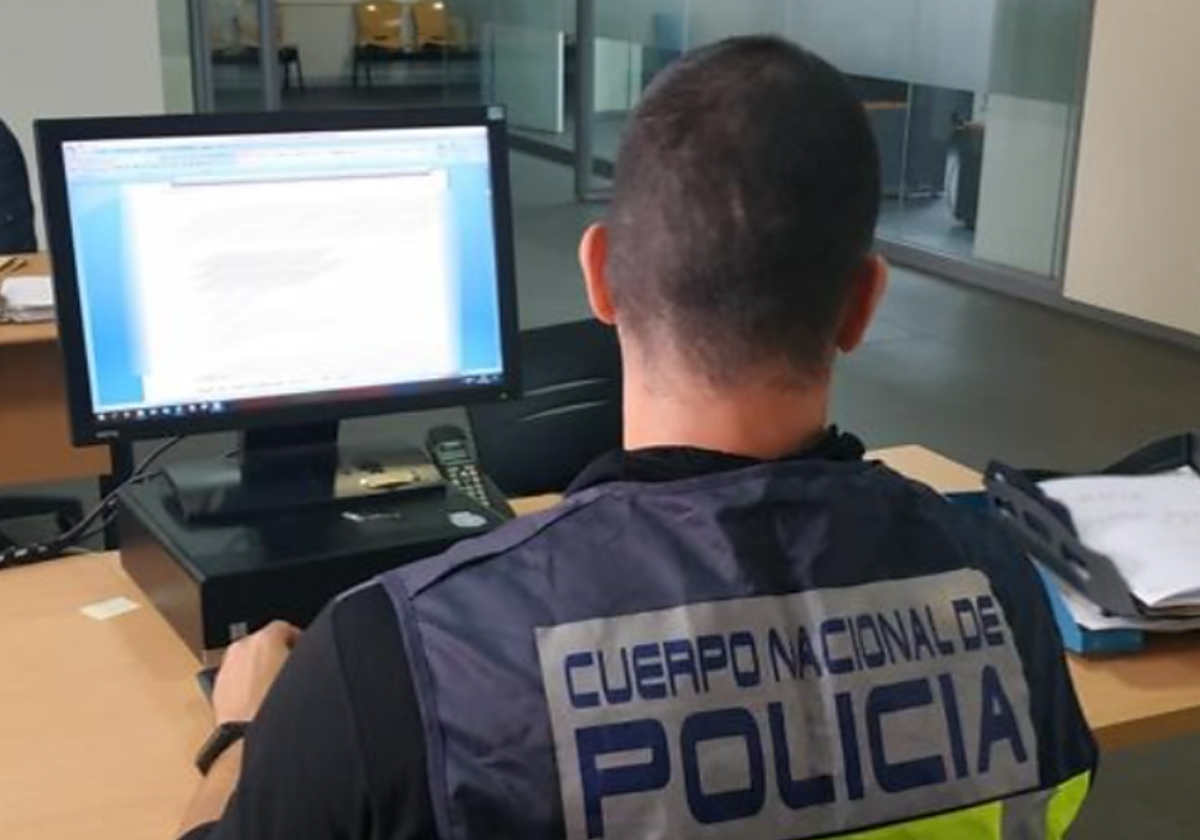 Agente en su puesto de trabajo en foto de archivo