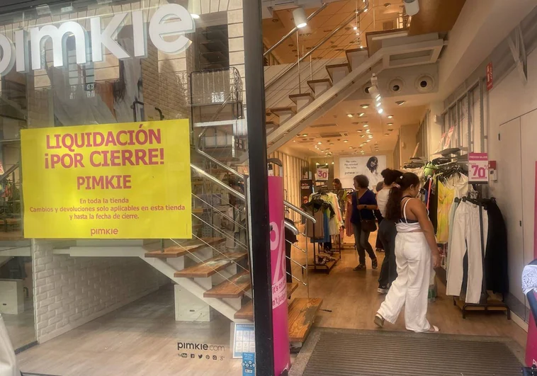 La tienda anuncia su cierre por unos días y se encuentra en liquidación de artículos