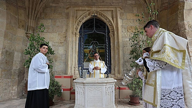 El párroco del santuario, Ignacio Sierra, durante la bendición de las aguas del Pocito
