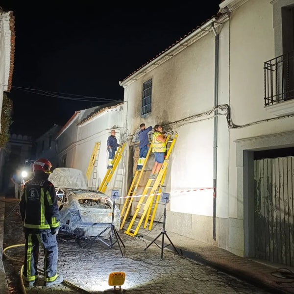 Susto en Villanueva de Córdoba por un espectacular incendio de un coche que afectó al cableado eléctrico
