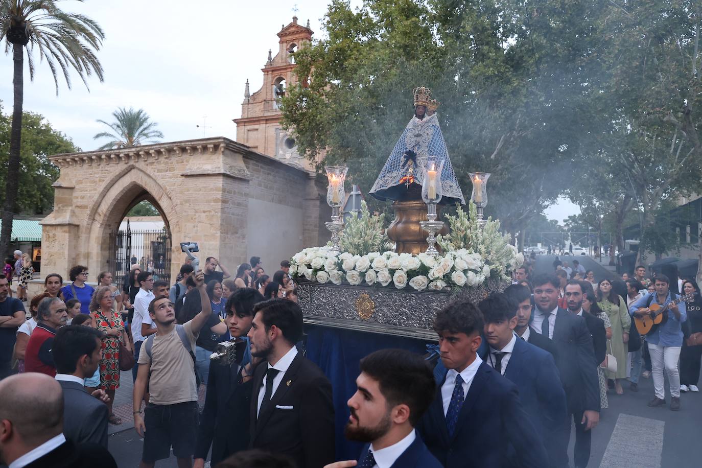 Fotos: La Virgen de la Fuensanta, entre ríos de juventud cofrade a la Catedral